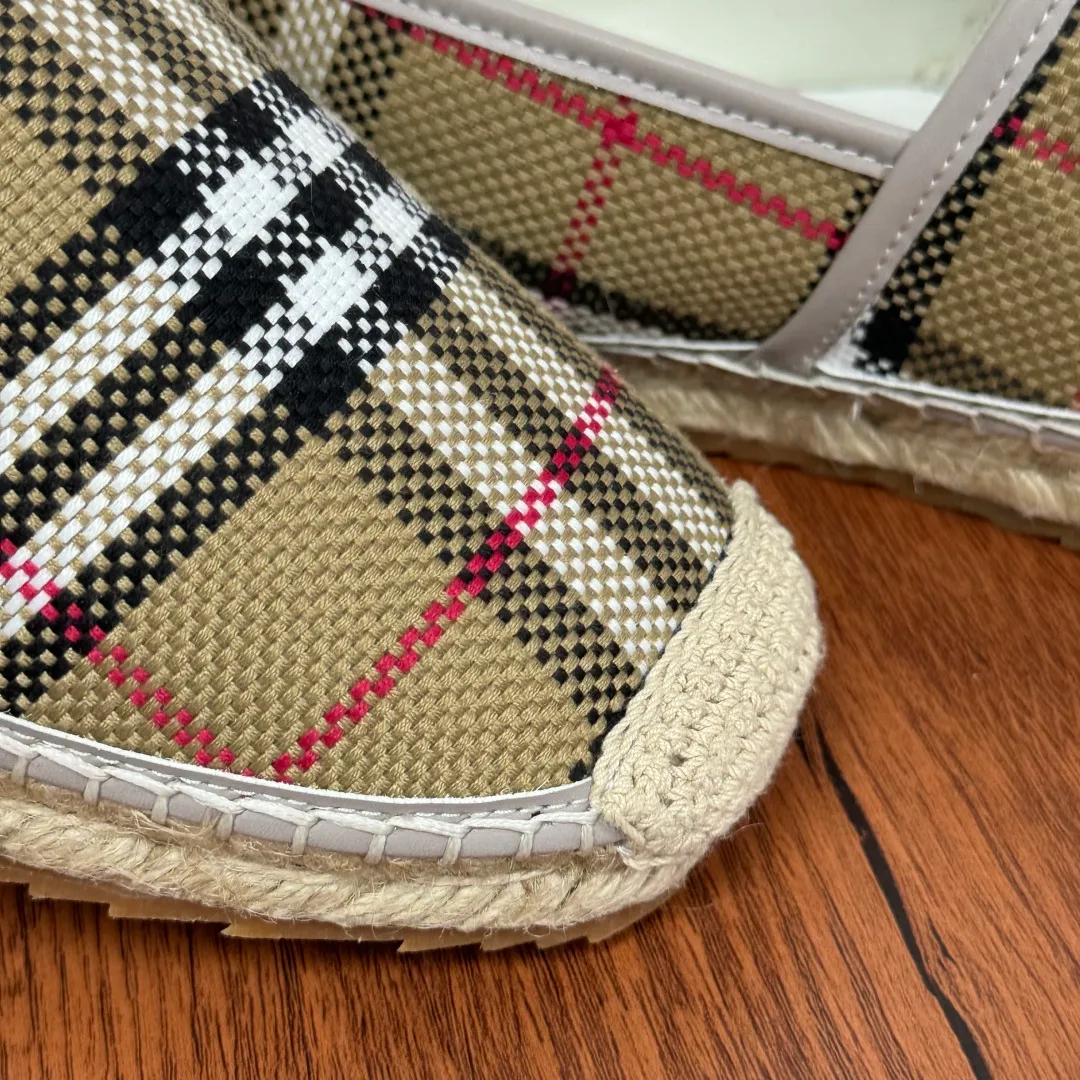 Batch 600 Burberry/Burberry new summer men's embroidered straw fisherman shoes, cool slip-on straw shoes! Encounter British fashion with Burberry espadrilles, a perfect blend of classic and fashionable. The unique printing on the upper is a manifestation of the brand's style. Every color and every pattern tells the story of England. Straw soles bring a natural texture, comfortable and chic. Whether you are strolling in the city streets or heading to the beach for vacation, it can add elegance and charm to you, easily become the center of attention, and start your own fashion journey. Classic knitted canvas upper, with thin calfskin lining suitable for summer, straw lining, genuine leather patch at the bottom of the heel, hemming technology, and Mark stitching details! Anti-slip rubber bottom layer, integrated injection molding of large LOGO letters and badges, multiple colors and styles to choose from, complete package! Size: 39-40-41-42-43-44 Normal size Item number: 2025-5 knitted brown